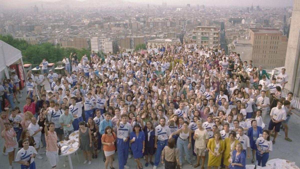 Foto de família de bona part dels voluntaris olímpics que van prendre part a Barcelona’92.
