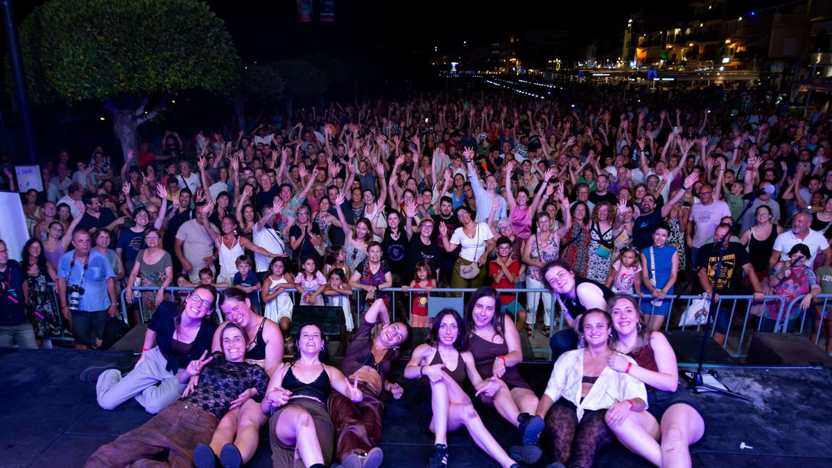 Final de l’actuació de Balkan Paradise Orchestra, concert que va obrir el certamen el dia 1. - ACN