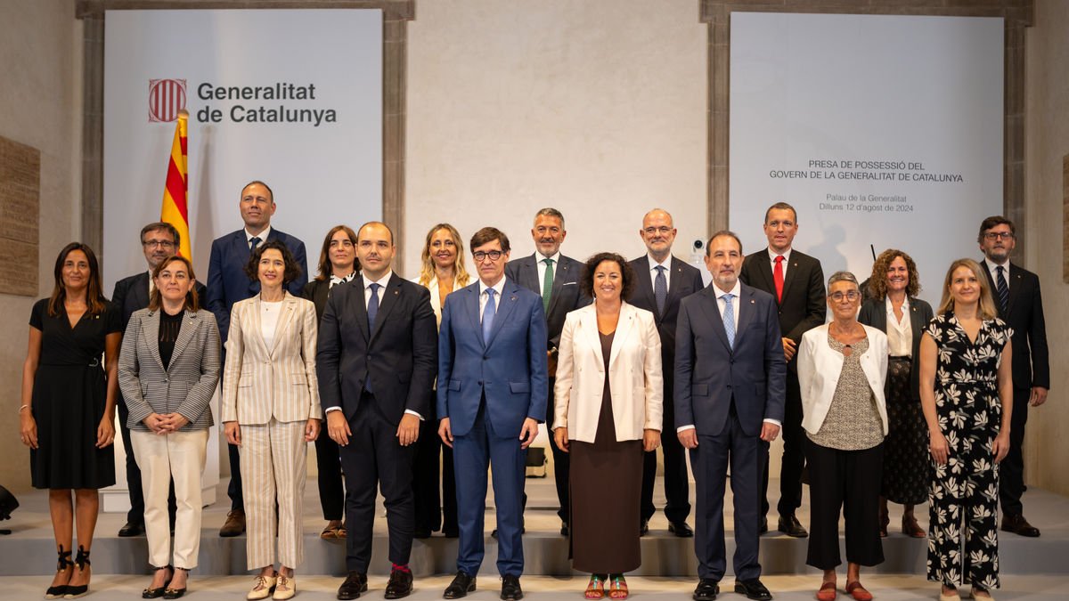 Foto de família del Govern de la Generalitat, presidit pel líder del PSC, Salvador Illa - Europa Press