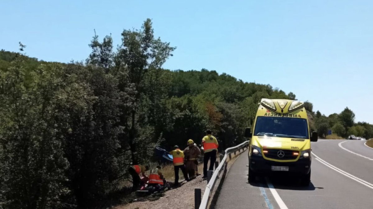 Bombers i SEM treballant ahir en el sinistre mortal de Vilanova de l’Aguda.