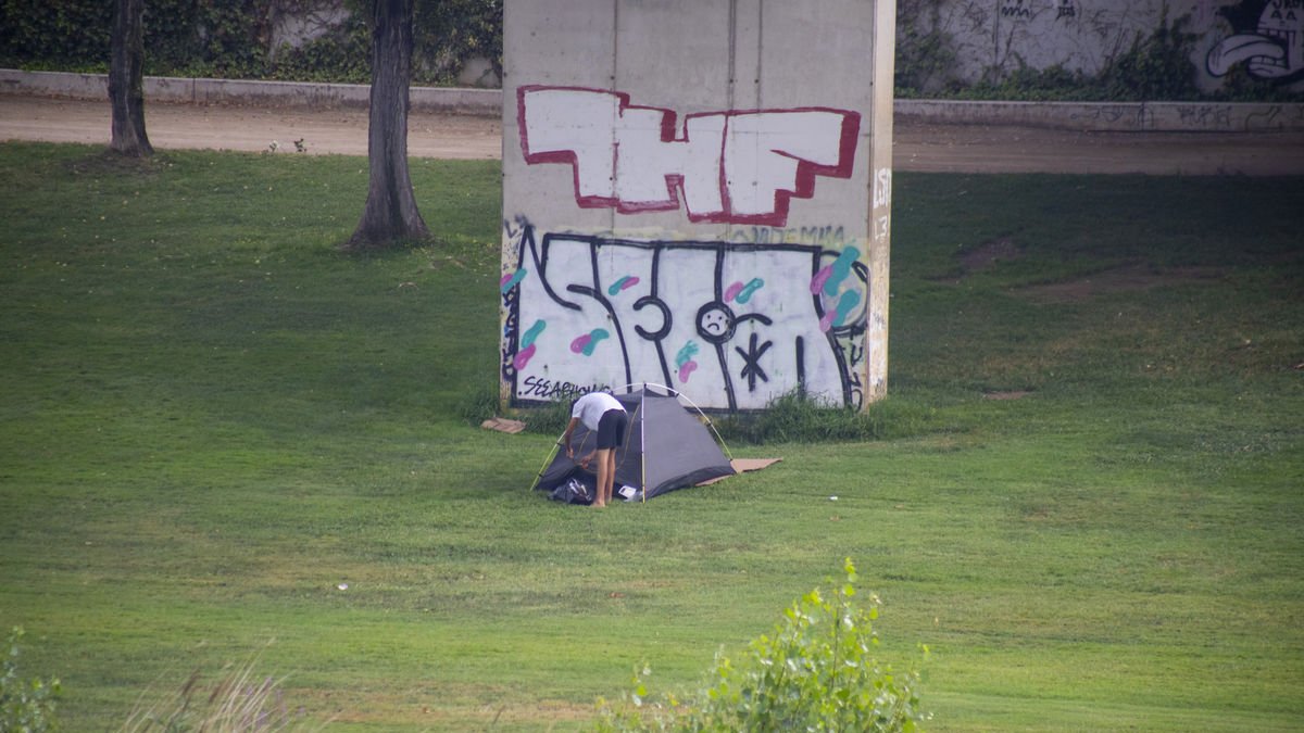 El joven acampado en una tienda de campaña en la canalización, bajo la pasarela de los Camps Elisis. - GERARD HOYAS