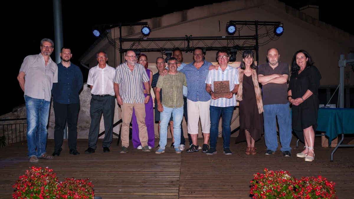 Foto de grup dels guanyadors, membres del jurat i col·laboradors del desè Premi Guillem de Belibasta de Tragó de Segre. - AJUNTAMENT DE PERAMOLA