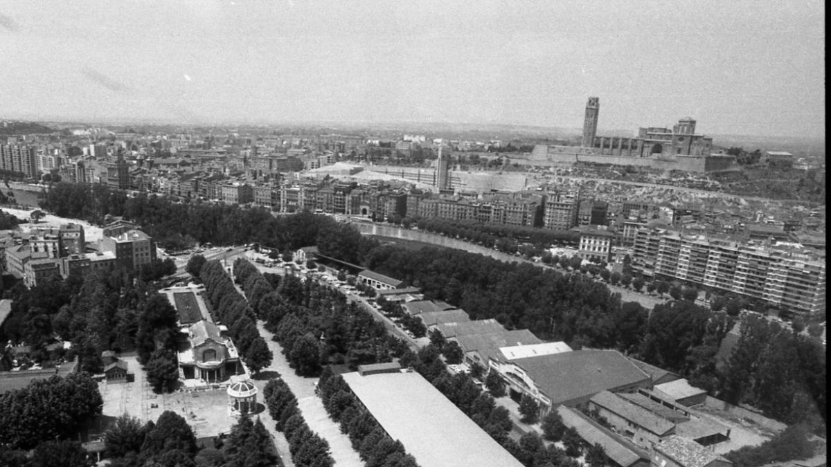 Vista panoràmica que mostra les cases i magatzems a la zona al costat del riu que ara ocupa l’ampliació dels Camps Elisis. -Segre
