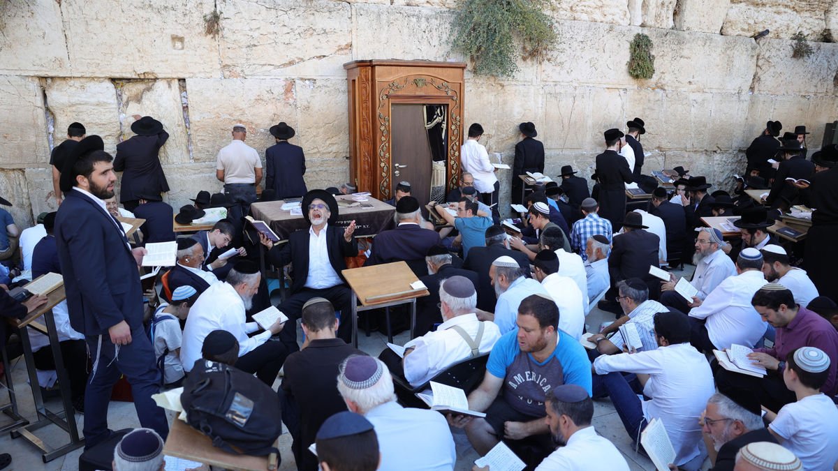 Jueus ortodoxos resen al Mur de les Lamentacions. - EFE/EPA/ABIR SULTAN