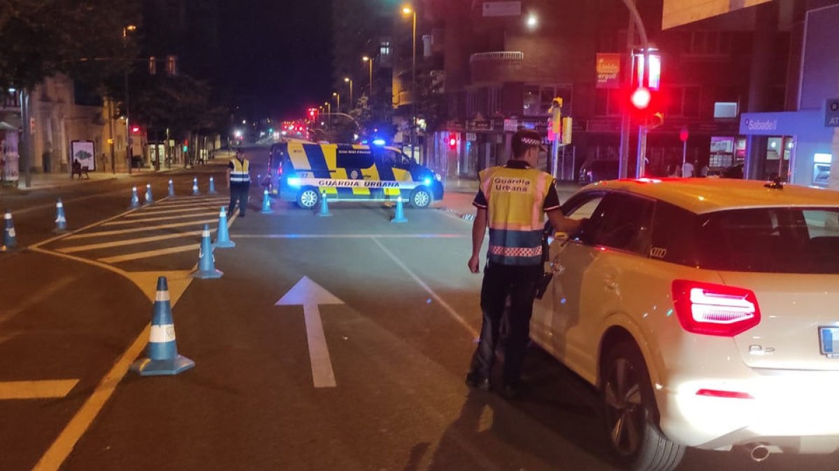 Imatge d’arxiu d’un control de la Guàrdia Urbana al centre de Lleida. - GUÀRDIA URBANA
