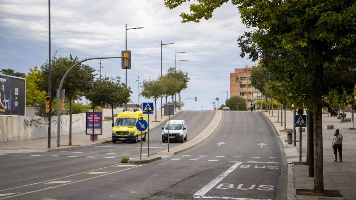 La mitjana d’aquest tram s’eliminarà i el carril bici anirà al lateral dret de la imatge. - GERARD HOYAS
