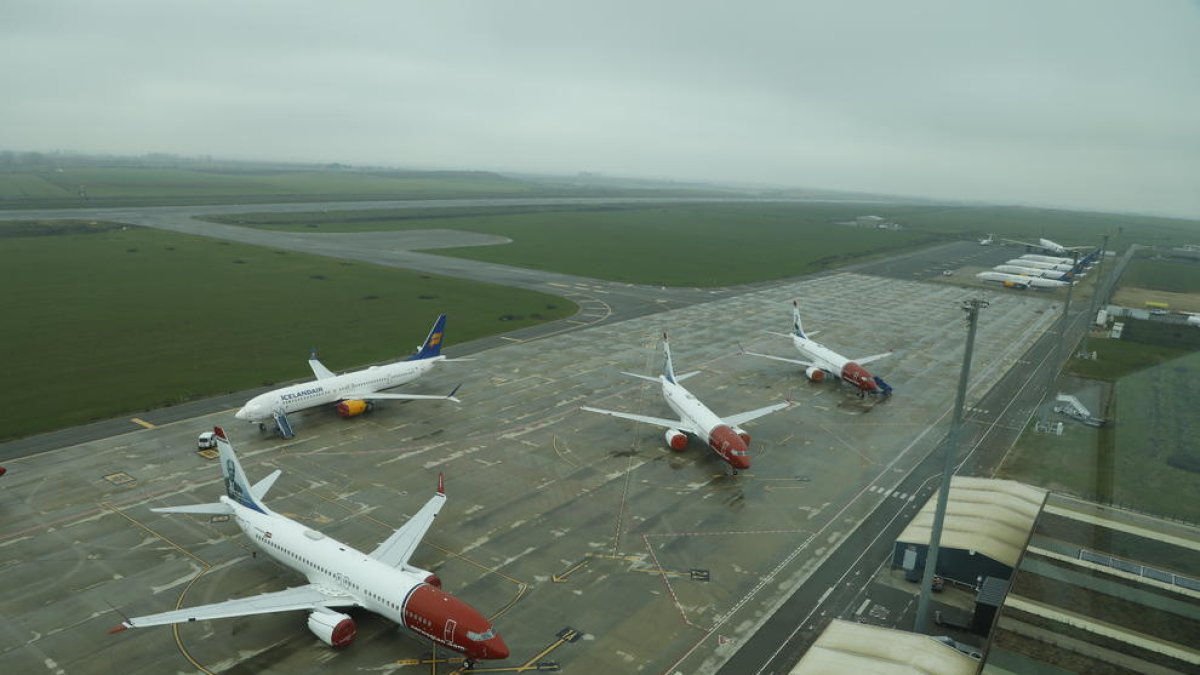 Avions estacionats a l’aeroport d’Alguaire. - MAGDALENA ALTISENT