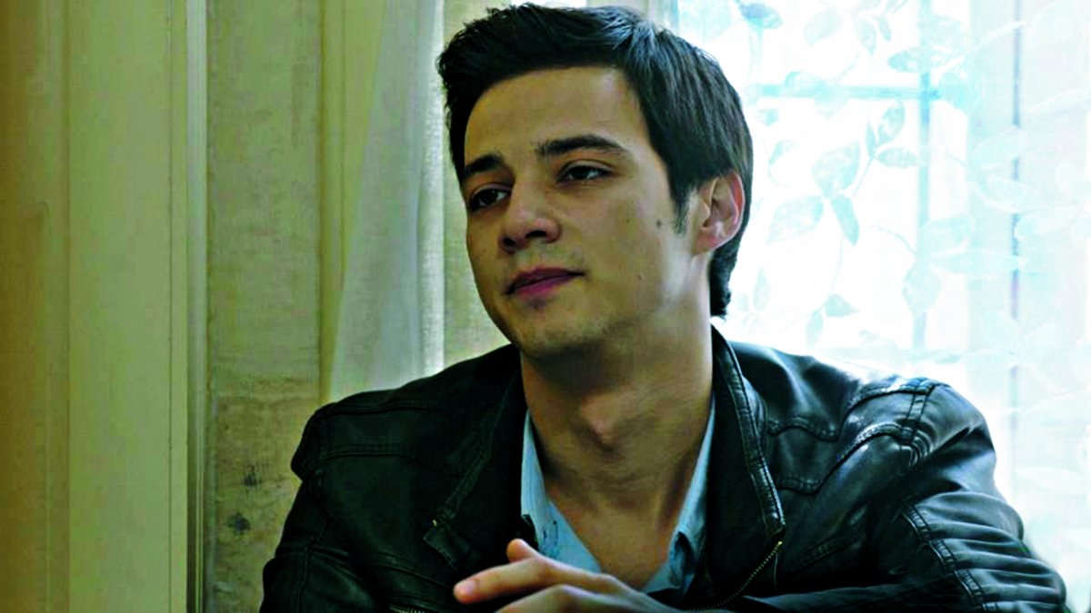 El joven quiere que su amada se quede en el pueblo.