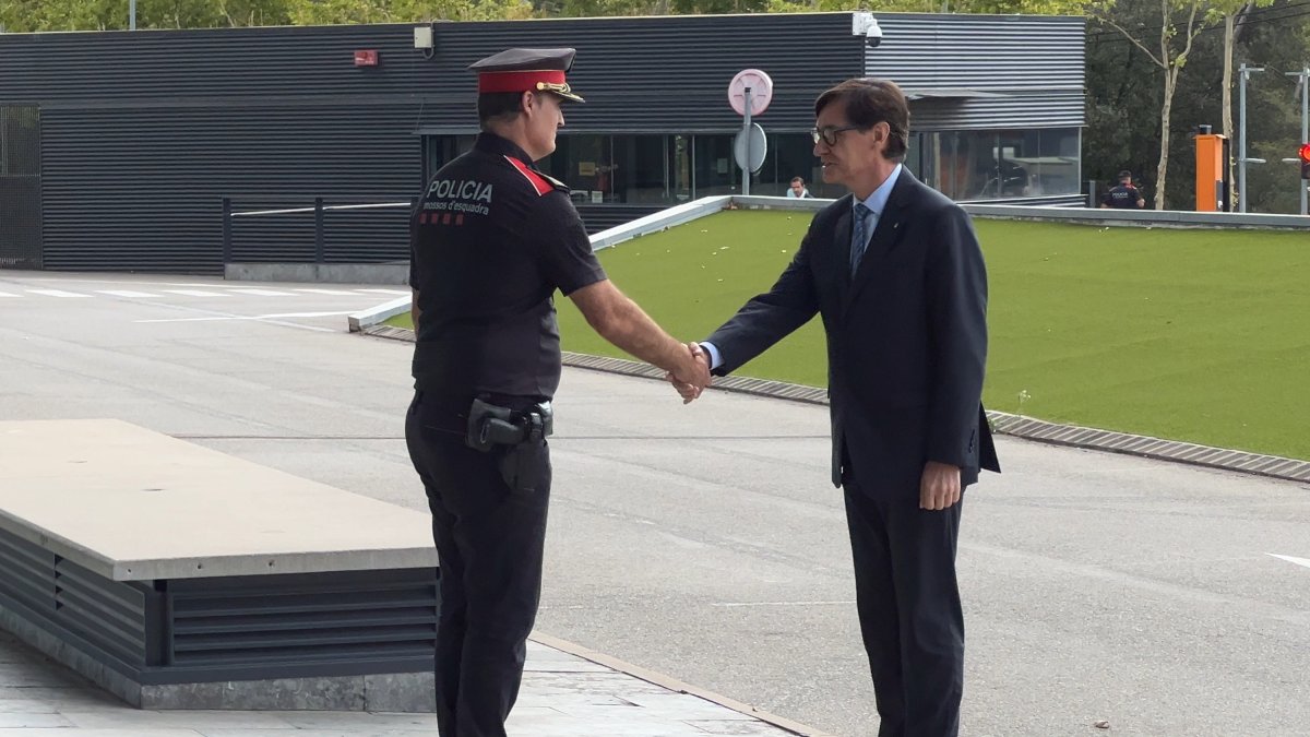 El presidente de la Generalitat, Salvador Illa, saluda al comisario jefe de los Mossos, Eduard Sallent, en la primera visita institucional al Complejo Central del cuerpo.