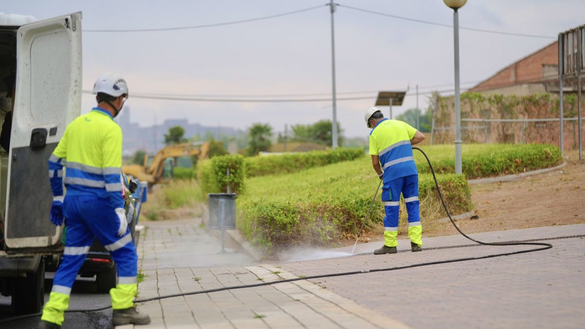 Operarios efectuando ayer tareas de limpieza en Llívia. - FIRMA DE FOTO