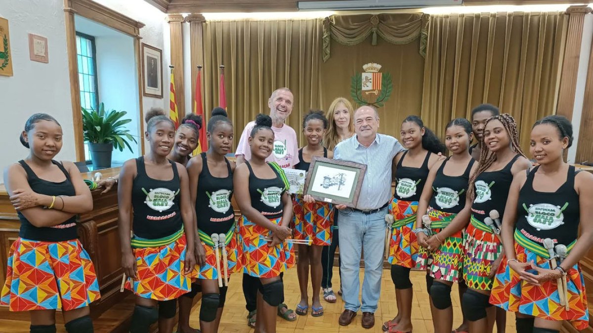 L’alcalde, Juan Antonio Serrano, i la regidora de Cultura, Raquel Martínez, van rebre les participants a l’ajuntament. - AJUNTAMENT DE VIELHA E MIJARAN