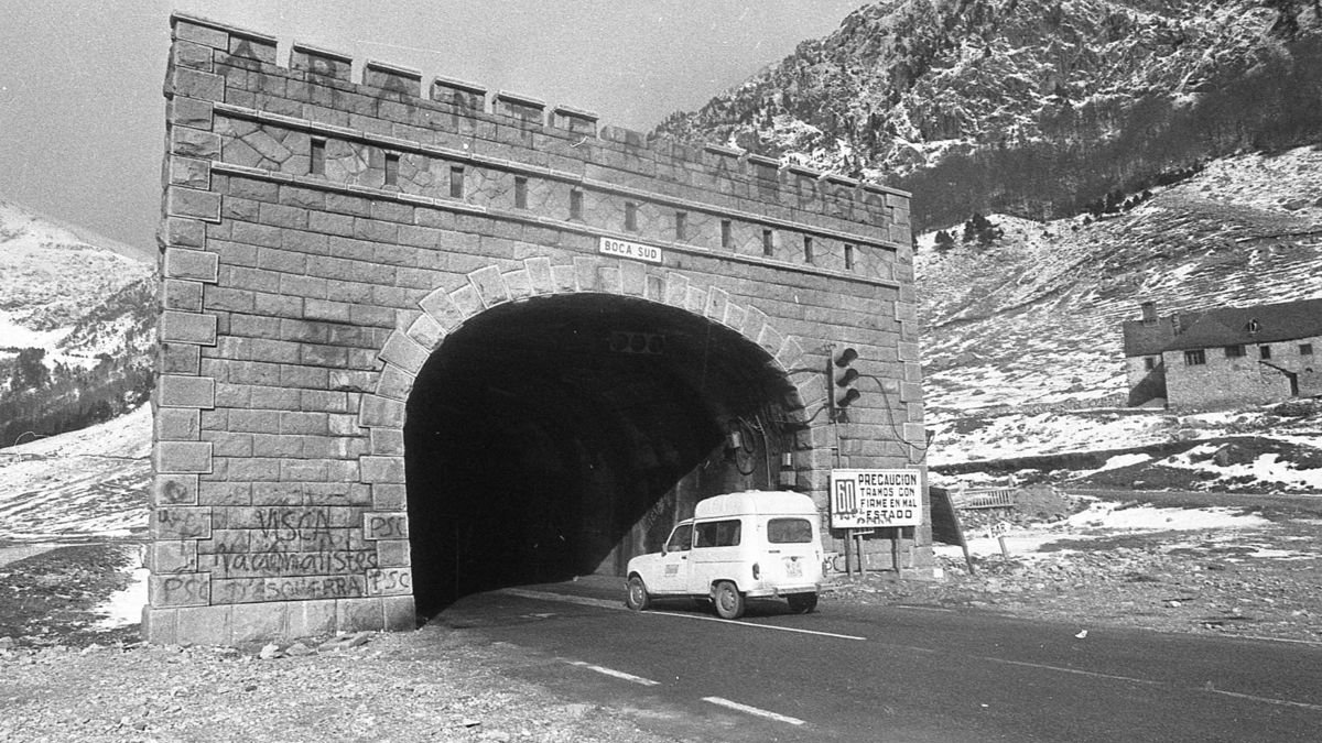L’aspecte de la boca sud del túnel de Vielha el 1984 i el que tenia el 2010, tancat per despreniments per segona vegada des del 2007 - lleonard delshams