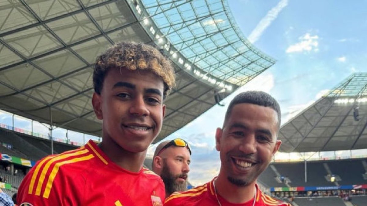 Lamine Yamal y su padre, durante la Eurocopa. - X