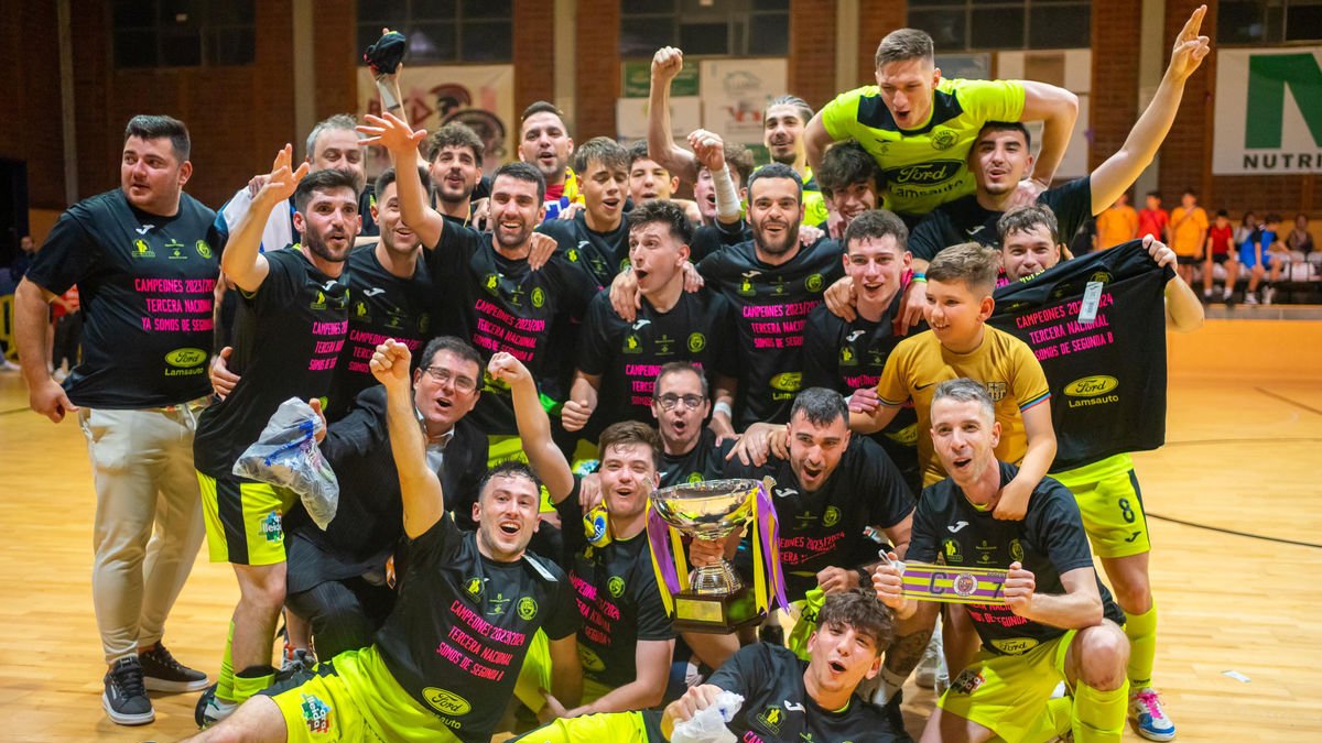 La plantilla del Lamsauto Futsal Lleida celebra a final de temporada l’ascens a Segona B.