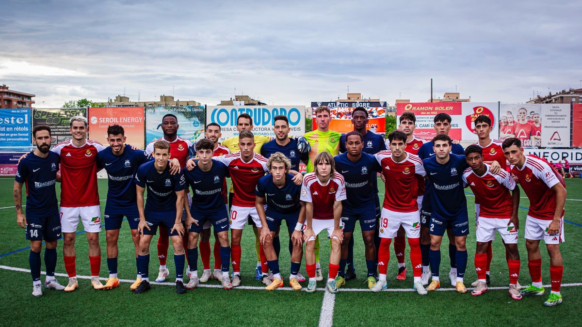 Los jugadores de ambos equipos, en una fotografía conjunta antes de arrancar el trofeo de carácter solidario en beneficio de la Fundación Aspamis. - POL PUERTAS
