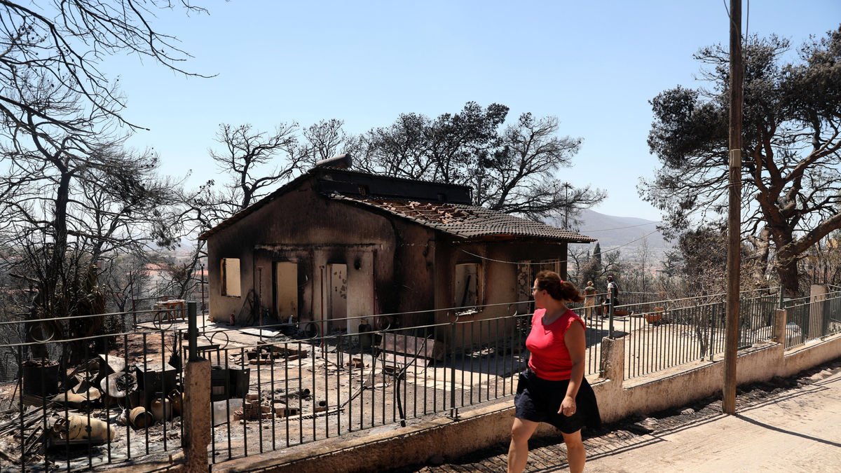 Donen per controlat l'incendi que va cremar 10.000 hectàrees a Atenes - EFE/EPA/GEORGE VITSARAS