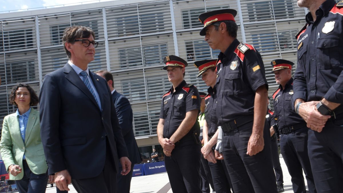 Salvador Illa, seguido de la consellera Parlon, pasa frente a Sallent y Trapero. - EUROPA PRESS