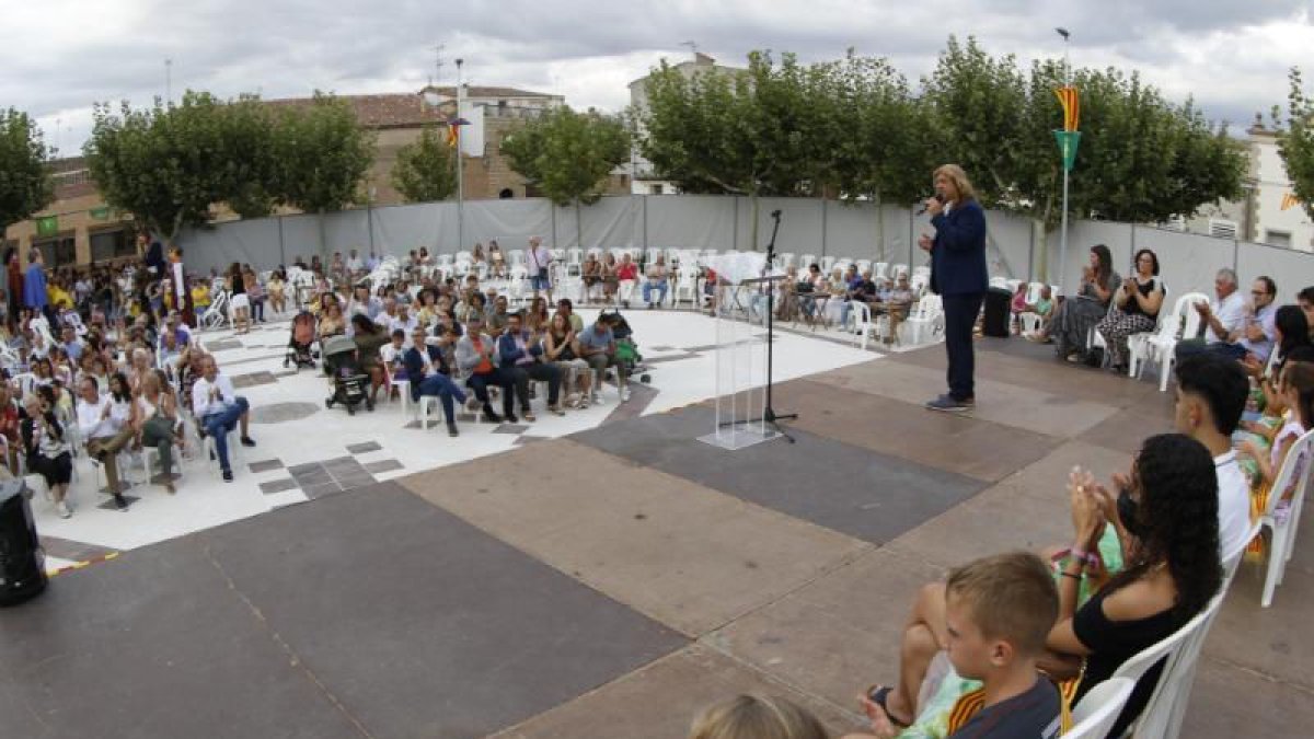 La inauguració de la plaça en honor del mestre Eliseu Sales. - A.M.