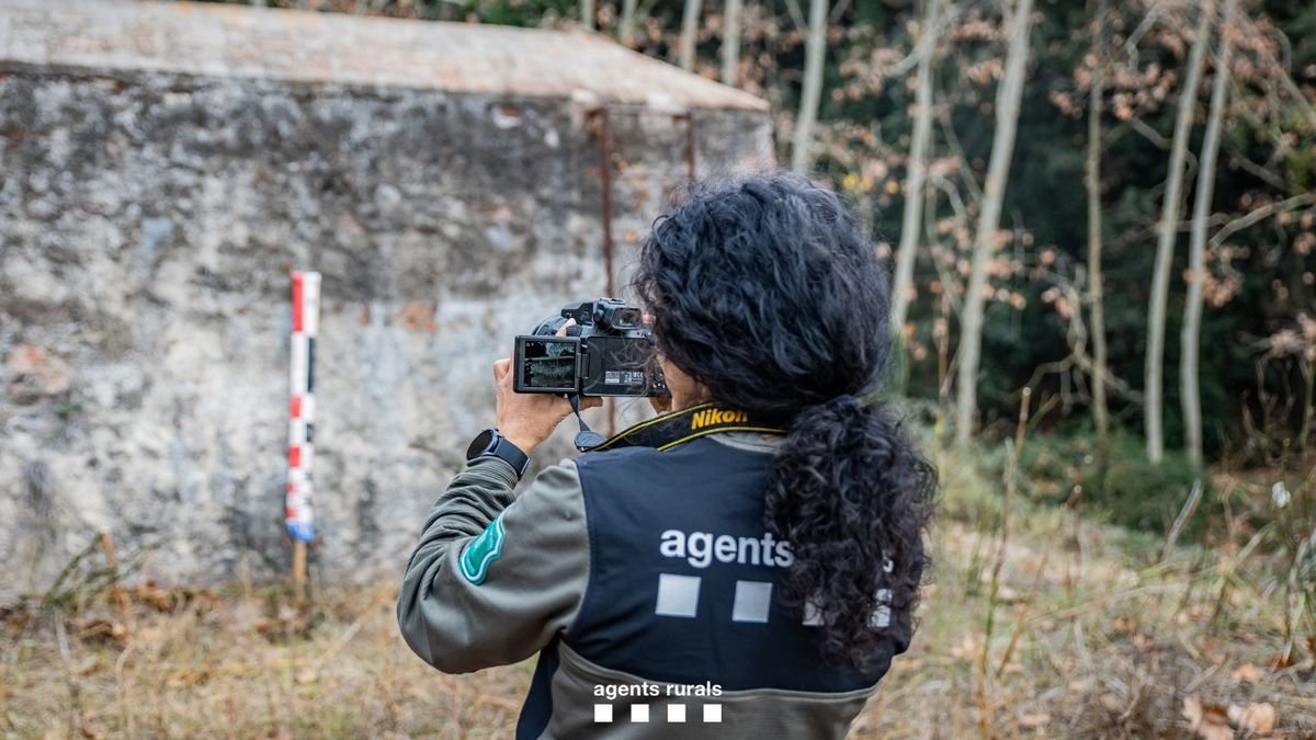 Una agente rural documentando un elemento  patrimonial. - AGENTS RURALS
