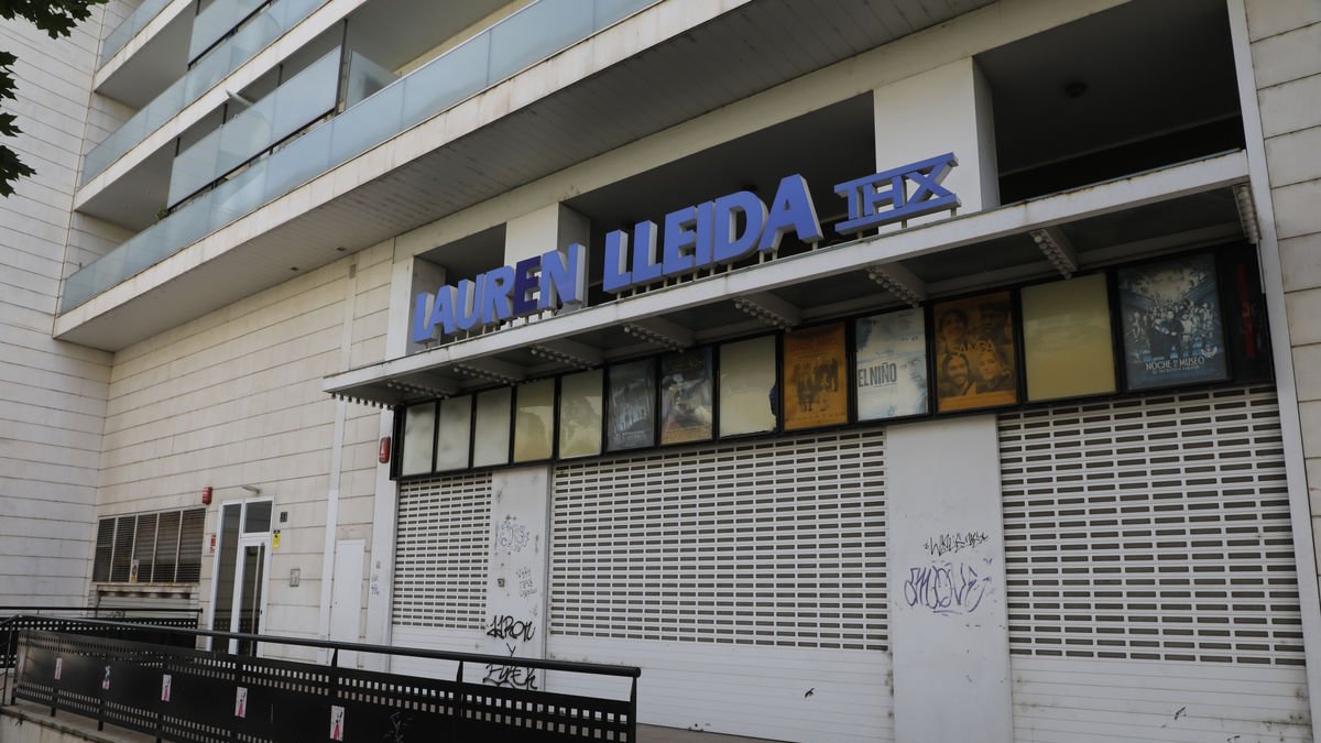 Façana dels antics cines Lauren, amb els cartells de les últimes pel·lícules que van exhibir el 2015 encara exposats. - AMADO FORROLLA