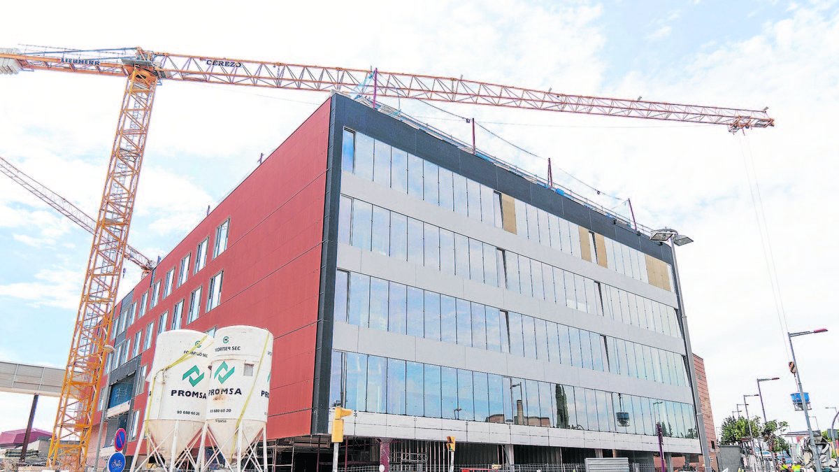 Les obres del nou edifici de consultes externes de l’Arnau encaren la recta final. - PAU PASCUAL