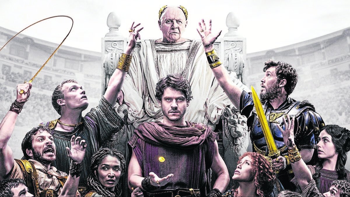 En el centro, Anthony Hopkins (Vespasiano) e Iwan Reohn (Tenax). - AMAZON PRIME VIDEO