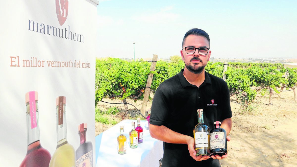 Marc Cuenca, amb les botelles de vermut guardonades. - ORIOL BOSCH/ACN