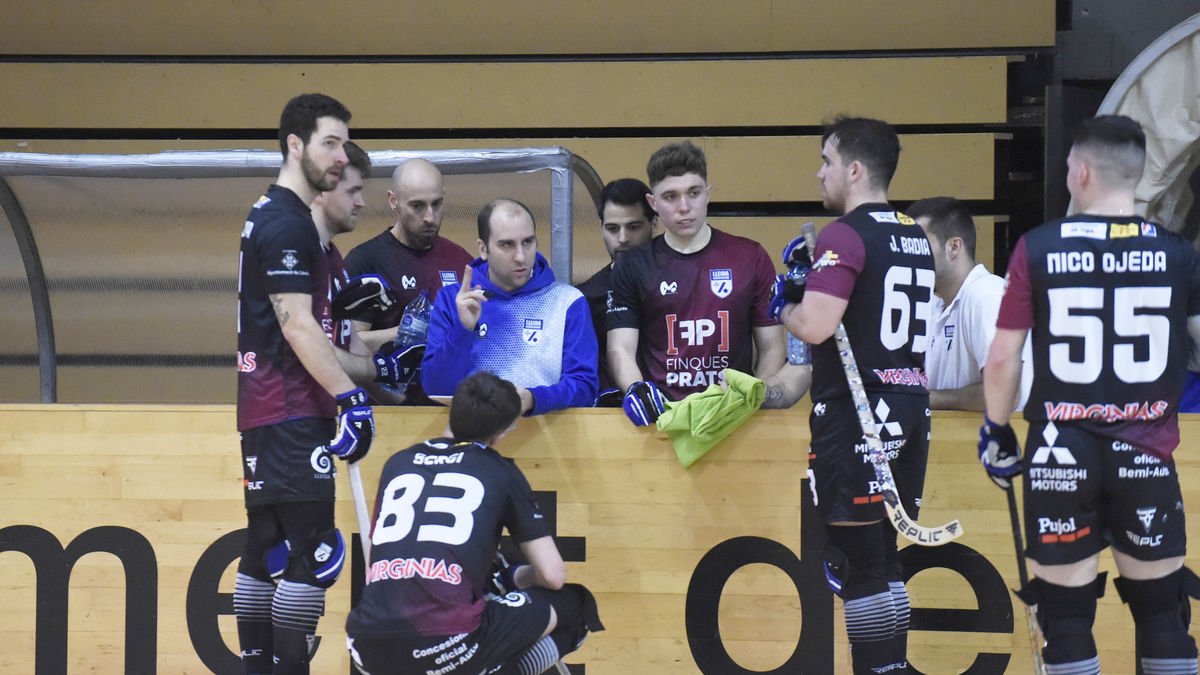 El técnico Edu Amat da instrucciones a sus jugadores en un partido de la pasada temporada.