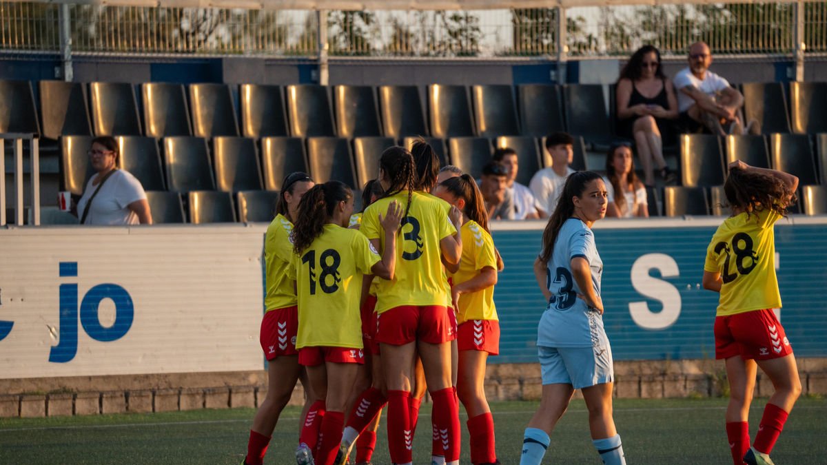 Las jugadoras del AEM se abrazan celebrando uno de los tres tantos de la segunda mitad. - PAU PASCUAL