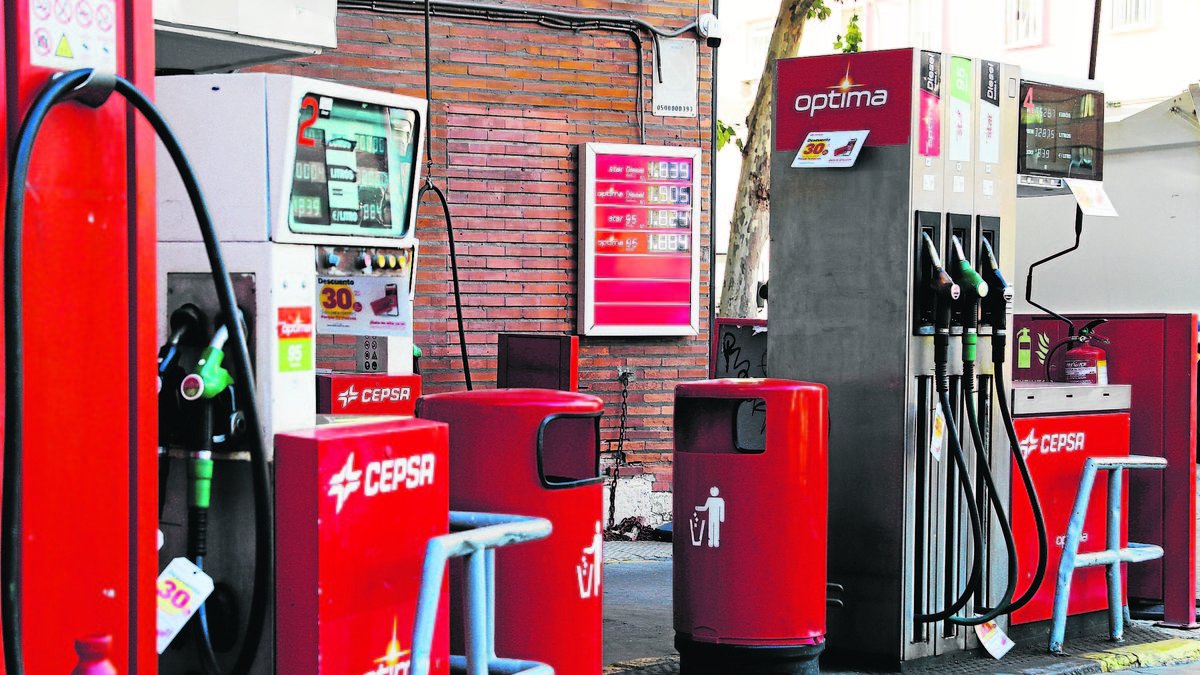 Imagen de surtidores de una gasolinera. - EFE/LUIS MILLAN