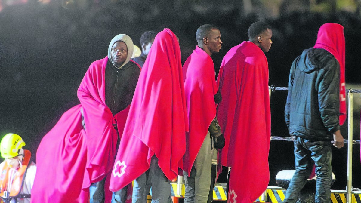 Rescatan a 180 migrantes a bordo de un cayuco en Tenerife - EFE