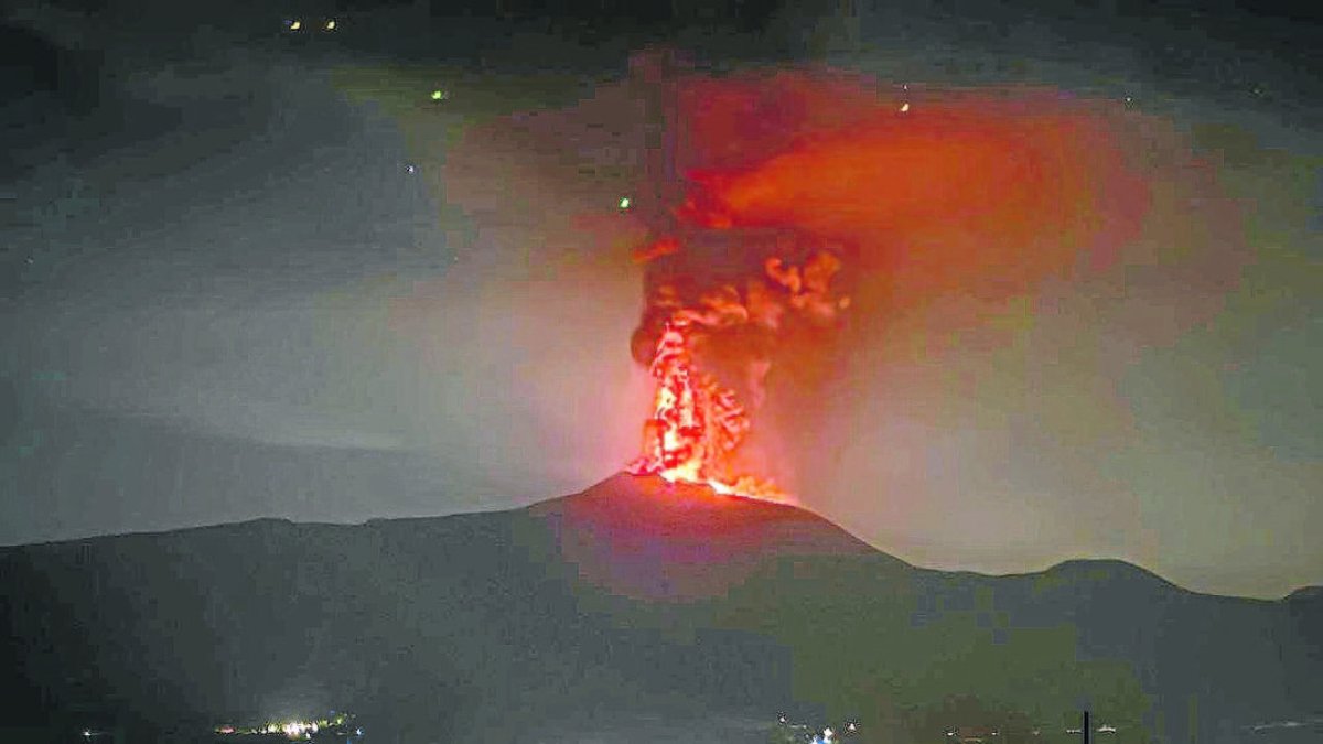 L’activitat del volcà Etna va tornar a reactivar-se en forma de lava i cendra. - X