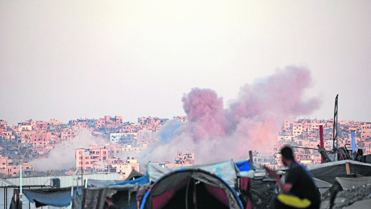 Humo tras un ataque aéreo israelí en Gaza, donde se ha superado ya la cifra de 40.000 muertos. - EFE/HAITHAM IMAD