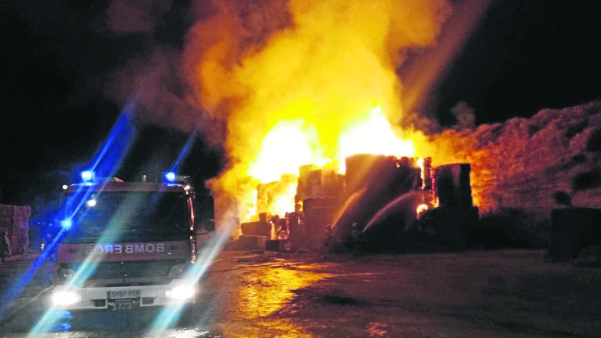 Vista de las llamas en una empresa de Tamarit. - DPH