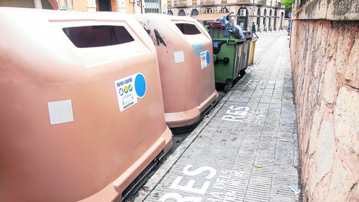 Los mensajes se han pintado en 16 islas de contenedores. - LAIA PEDRÓS