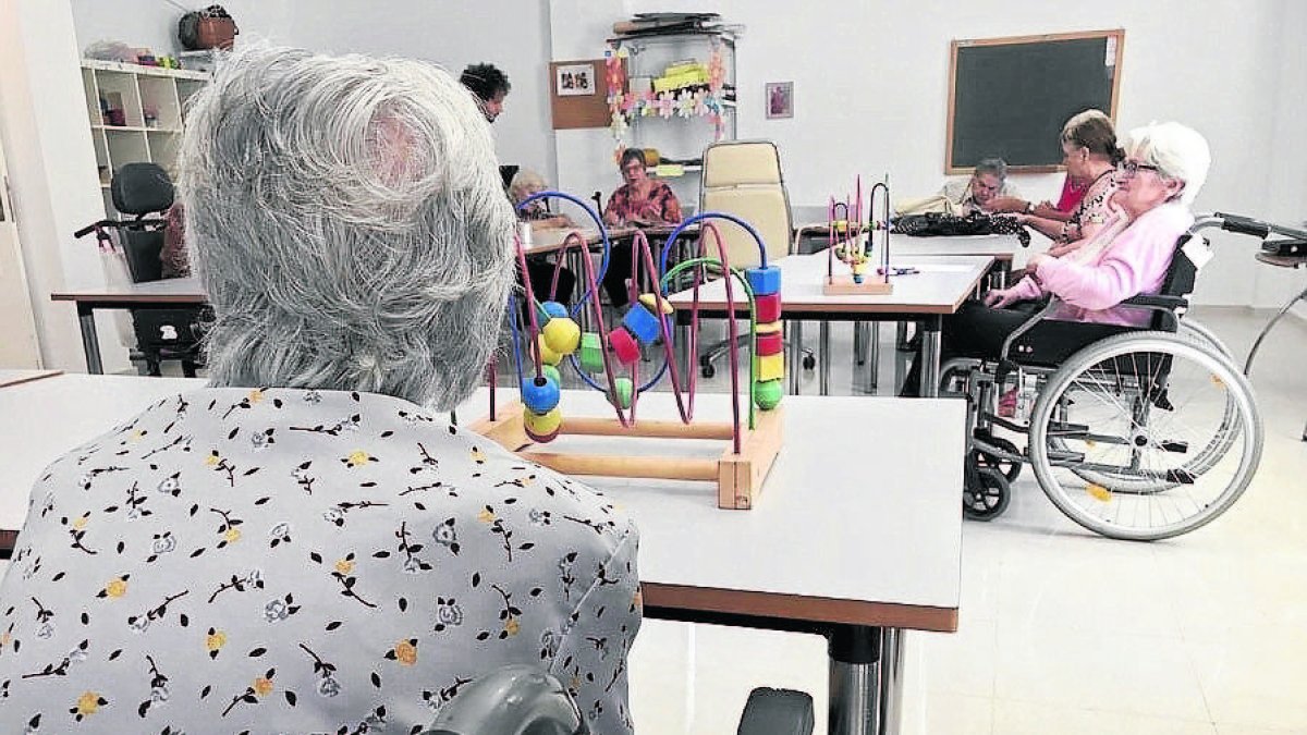 Imagen de archivo de usuarios en una residencia de la tercera edad. - EUROPA PRESS