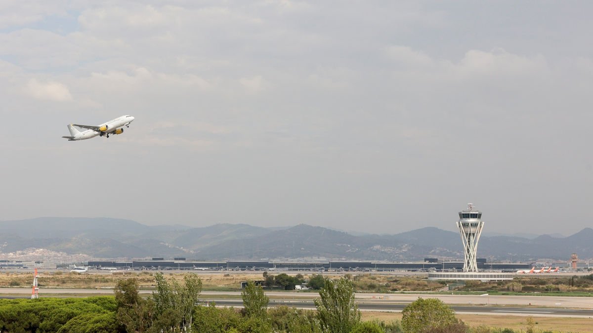 Imagen de archivo de un avión en el aeropuerto de El Prat. - EFE