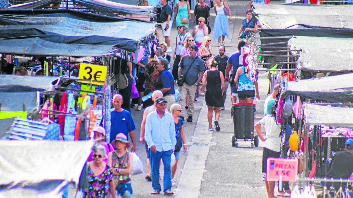 L’afluència al mercadillo va ser fluixa a primera hora del matí, però després es va animar i hi va haver nombrosos clients. - GERARD HOYAS