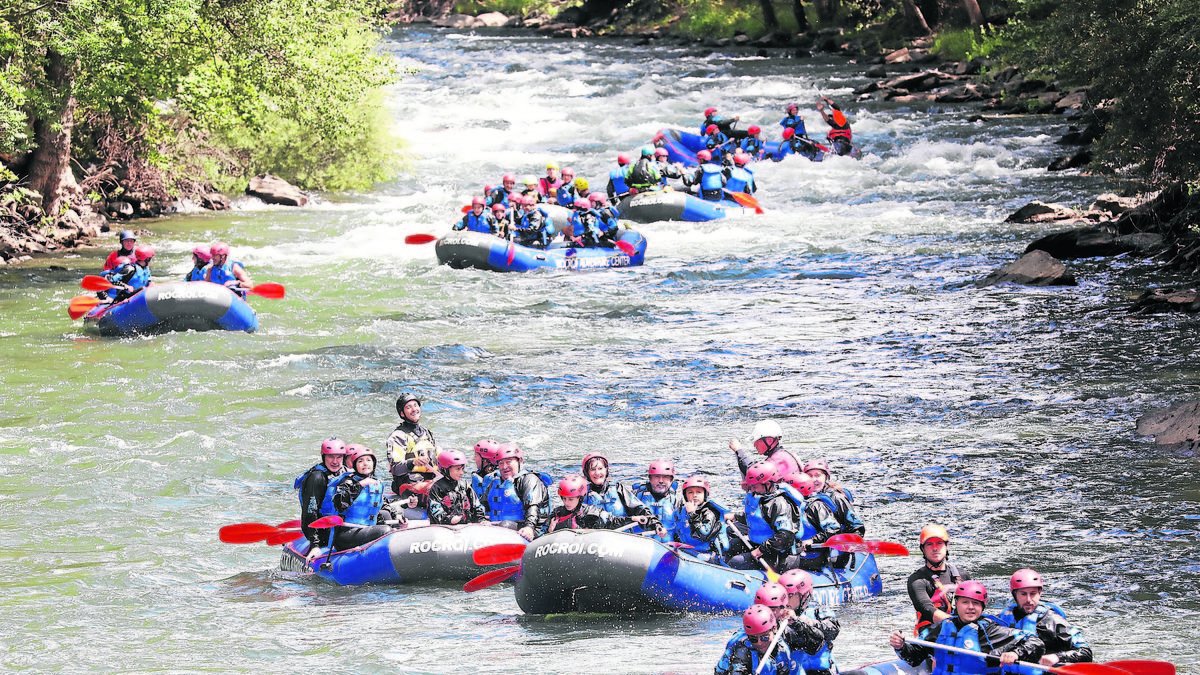 Barcas de rafting bajando por el Noguera Pallaresa ayer por la mañana. - EDGAR ALDANA