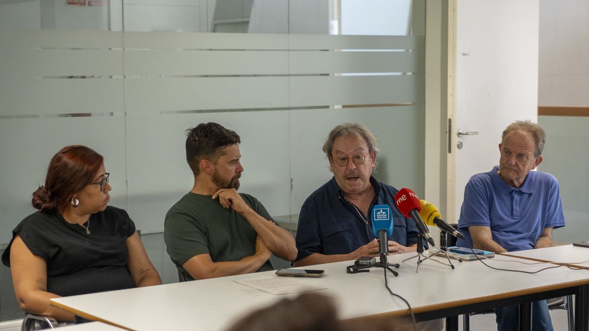 L’alcalde accidental, Carlos Enjuanes, entre la parella lingüística formada per la Massiel i el Joan. - PAU PASCUAL