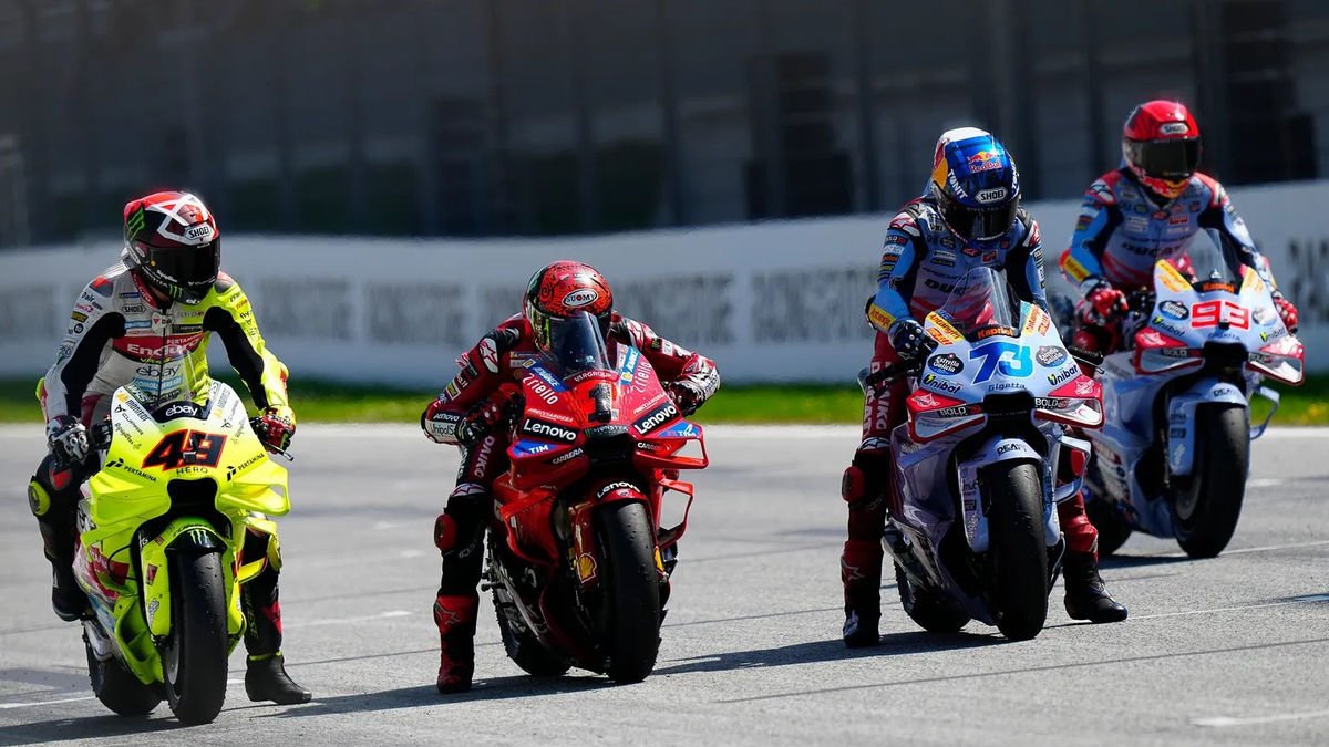 Bagnaia, líder en la jornada d’ahir, practica una sortida amb els germans Márquez a la seua esquerra. - MOTOGP