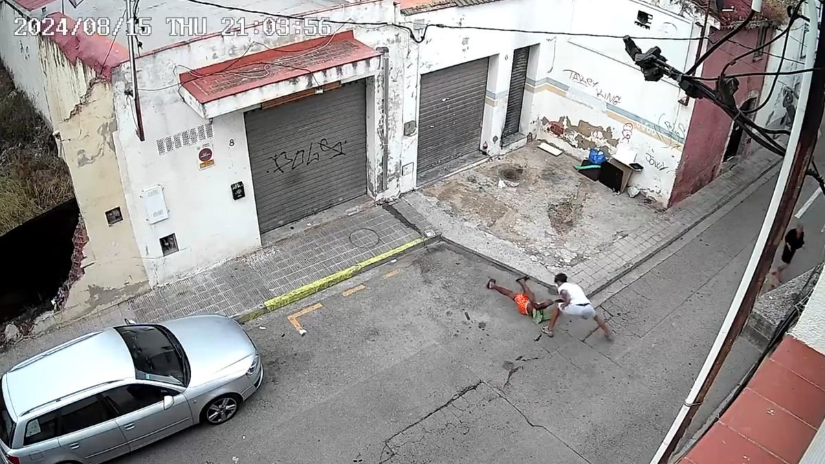 El agresor acuchilló repetidas veces a la víctima en plena calle. - X