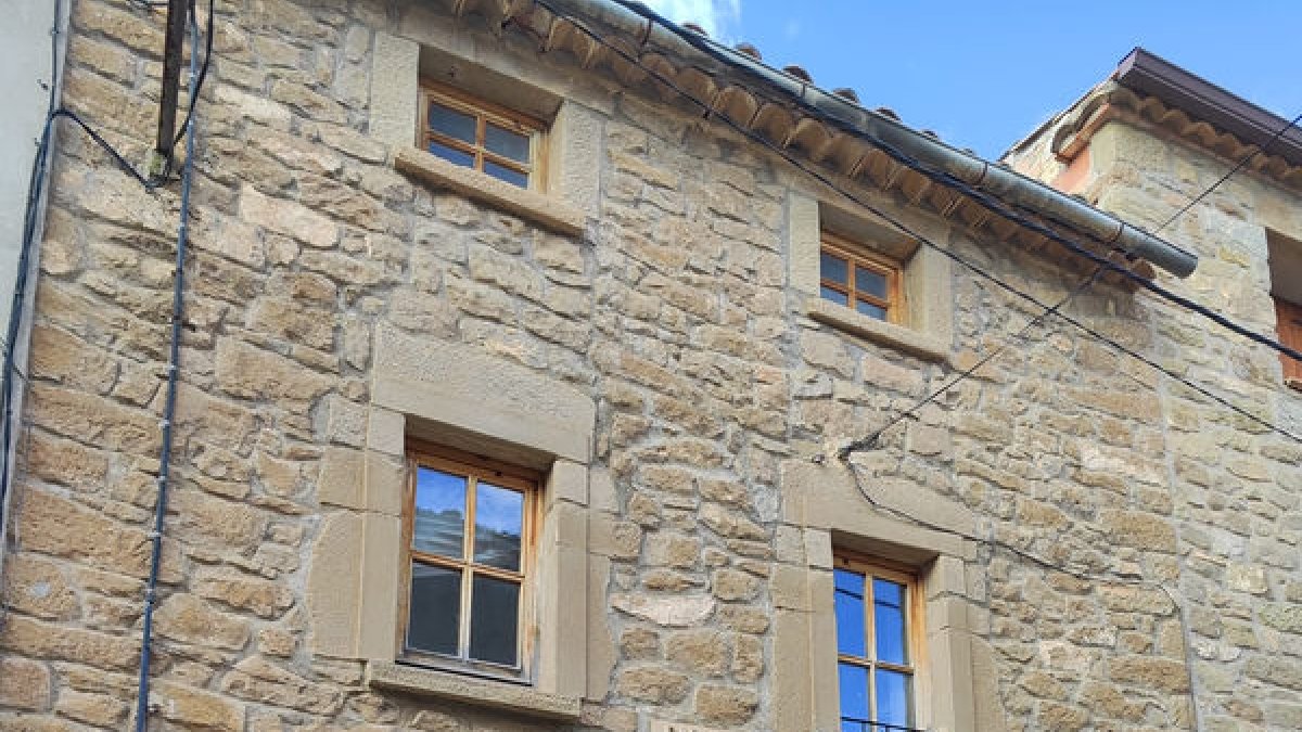 El exterior de la Casa Consistorial, antigua sede del ayuntamiento. - AYUNTAMIENTO DE CABANABONA