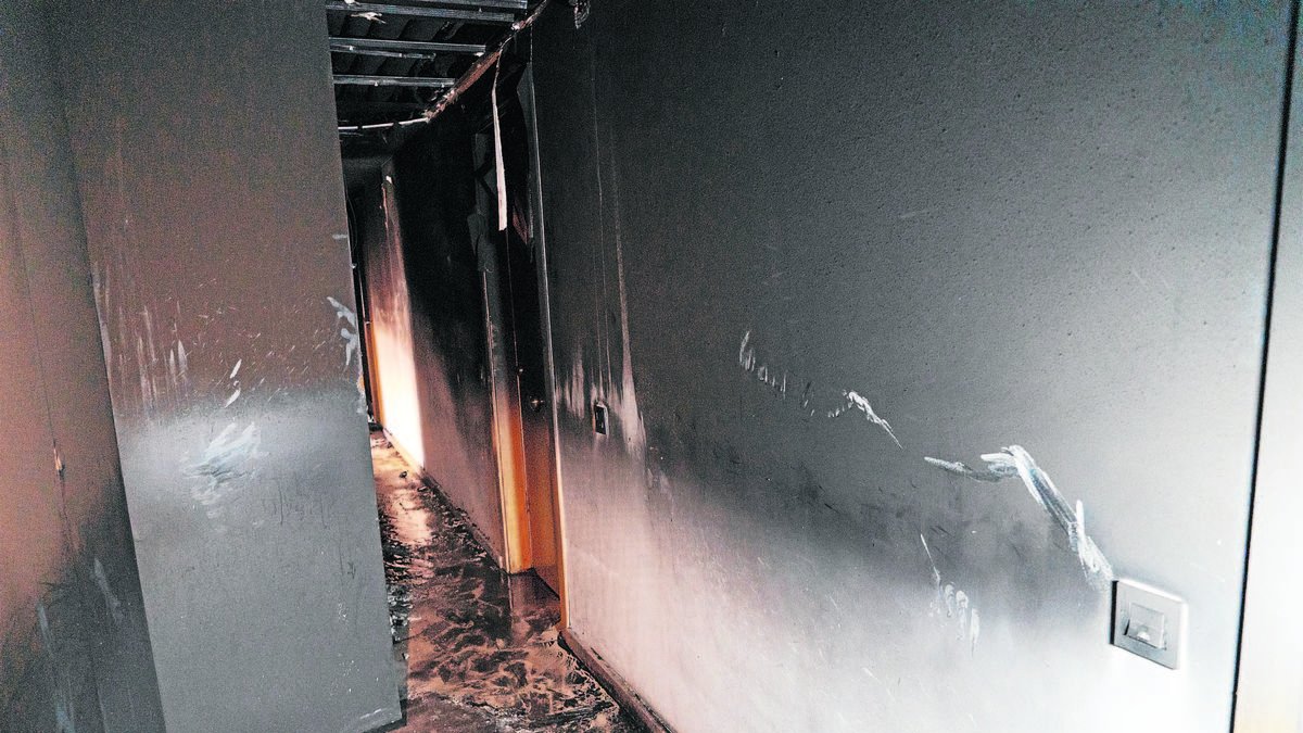 La planta baja del bloque de pisos de la calle Albareda donde ayer de madrugada se produjo el incendio. - PAU PASCUAL