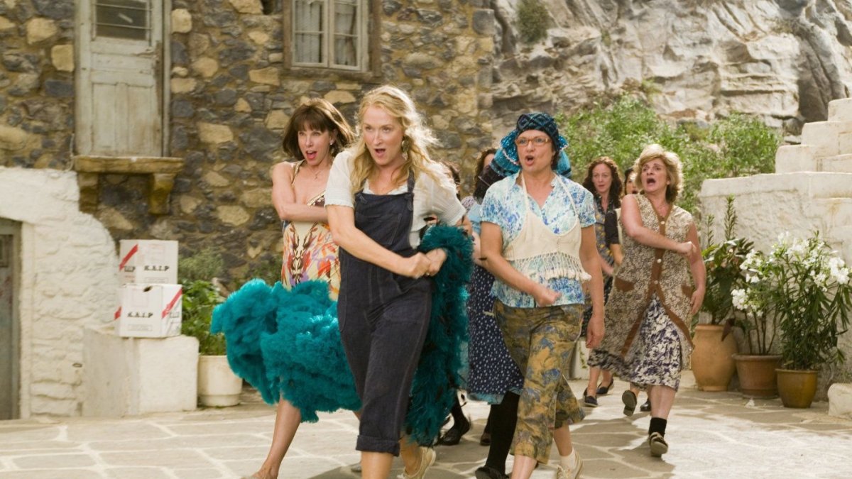 Mamma Mia está basado en el musical del mismo nombre que hace un recorrido por las canciones del mítico grupo sueco ABBA.