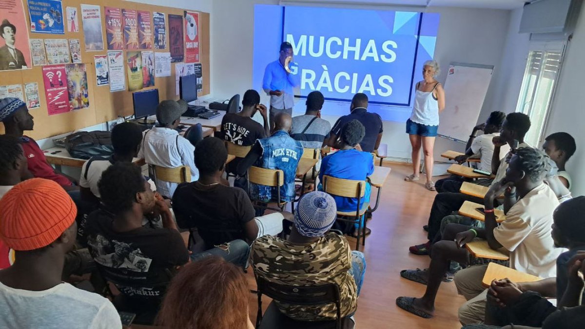 Formación sobre el padrón en los locales de CGT en Lleida. - FRUITA AMB JUSTICIA SOCIAL