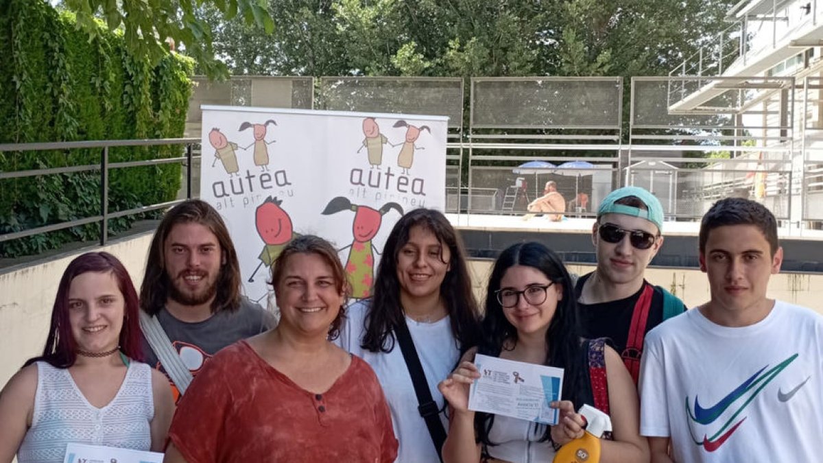 Participantes ayer en la jornada en las piscinas de La Seu. - C. SANS