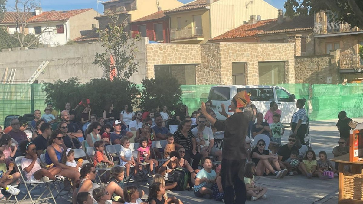 Los pequeños fueron ayer los protagonistas en el Festival de Contes de Tiurana. - AJUNTAMENT DE TIURANA