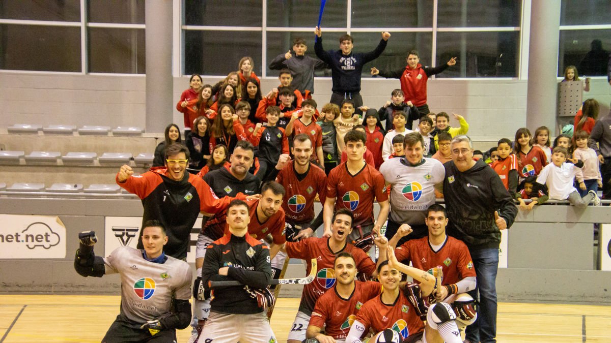 Plantilla del Alpicat, celebrando a final de temporada el hitórico ascenso a la OK Liga.