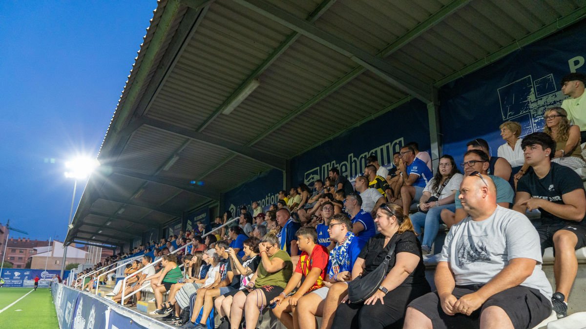 Un grupo de seguidores del Lleida, ayer en Utebo. - PAU PASCUAL